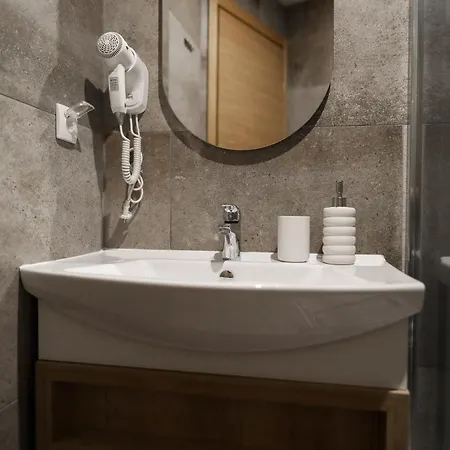 Stari Hrast * Bosanska Gradiska